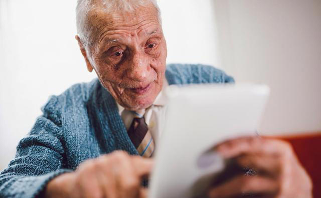 阿尔兹海默症是拖出来的，医生透露：身上3处异样尽早去医院检查