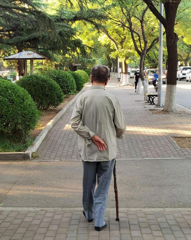 阿尔兹海默症是拖出来的，医生透露：身上3处异样尽早去医院检查