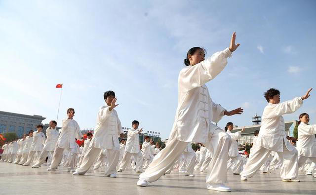多名医生呼吁：痛风病人停止食用，比海鲜还升尿酸，趁早撤下餐桌