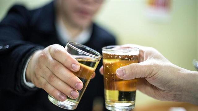 多名医生呼吁：痛风病人停止食用，比海鲜还升尿酸，趁早撤下餐桌