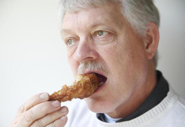 人老了哪些食物不建议吃？鸡肉不如猪肉？医生：这3样多吃没坏处