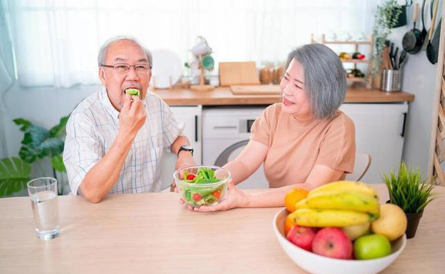 人老了哪些食物不建议吃？鸡肉不如猪肉？医生：这3样多吃没坏处