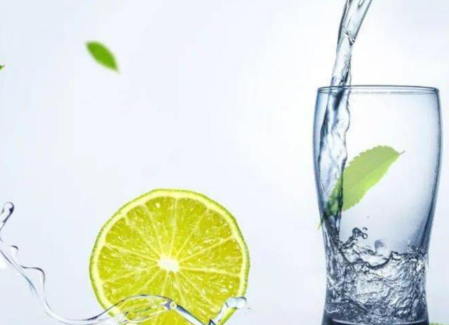 55岁男子起夜喝水，几天后脑出血离世，医生心酸：这几件事怎能天天做