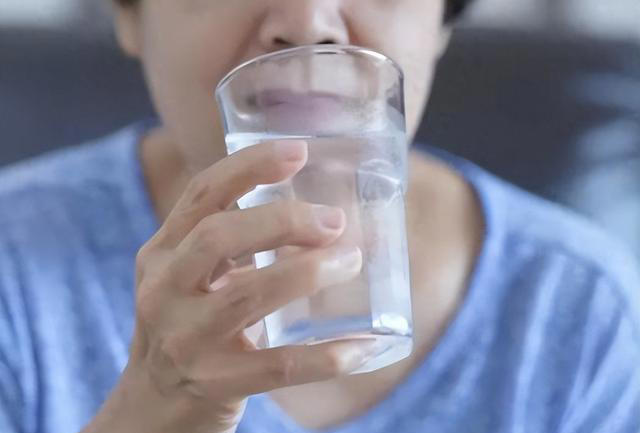 55岁男子起夜喝水，几天后脑出血离世，医生心酸：这几件事怎能天天做