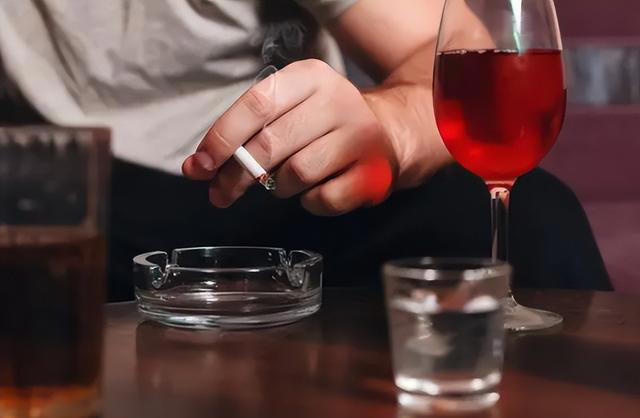 55岁男子起夜喝水，几天后脑出血离世，医生心酸：这几件事怎能天天做