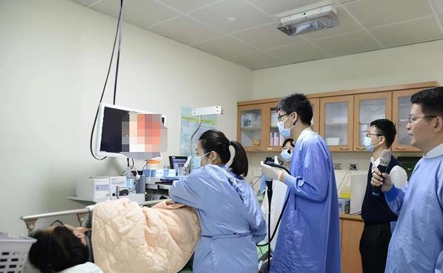 身体有3种异常症状？也许是肠癌来“敲门”，医生提醒：及时就医