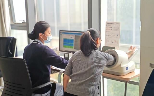 身体有3种异常症状？也许是肠癌来“敲门”，医生提醒：及时就医