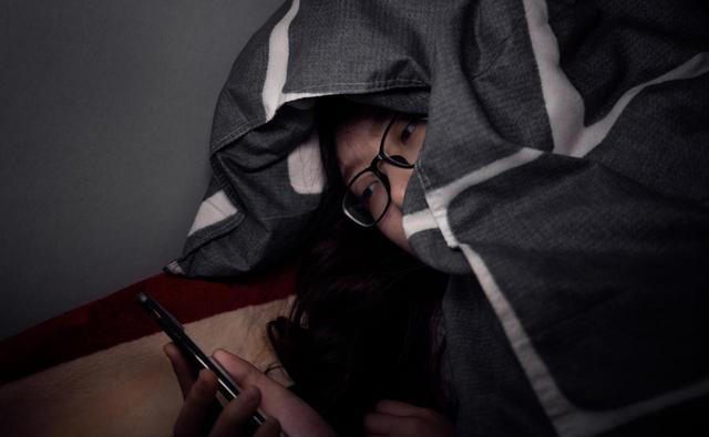 熬夜会长白发吗？真相是：不只是熬夜，这些习惯才是“白发推手”