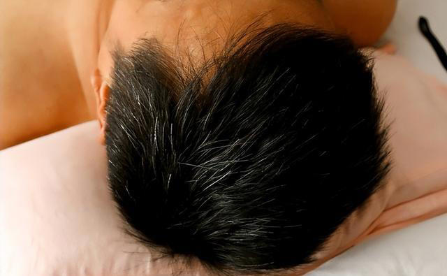 熬夜会长白发吗？真相是：不只是熬夜，这些习惯才是“白发推手”