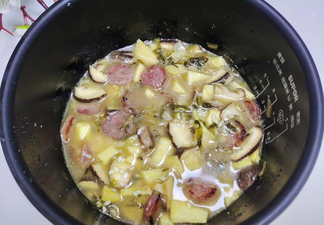 适合春天吃的饭菜一锅出，简单好做，一口下去，满嘴都是春天滋味