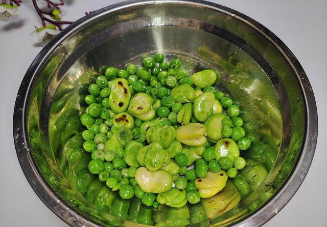 适合春天吃的饭菜一锅出，简单好做，一口下去，满嘴都是春天滋味