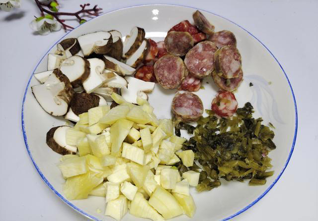 适合春天吃的饭菜一锅出，简单好做，一口下去，满嘴都是春天滋味