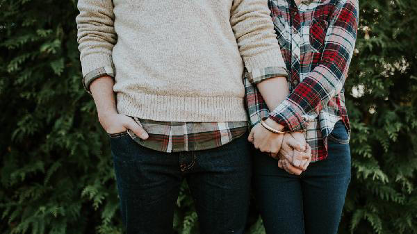 心理学家：不爱你的人会下意识做这2个动作