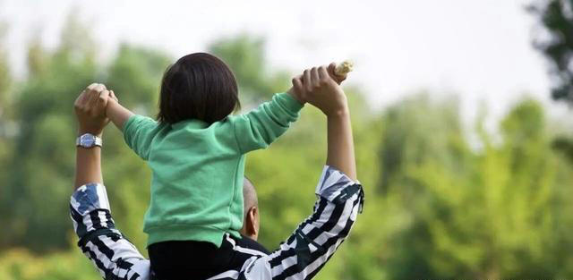 孩子“窝里横，外边怂”，大多出自这4种家庭，根源就在爸爸