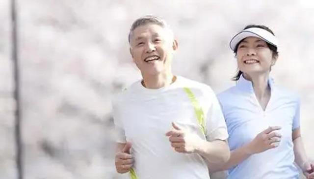 人到中年，5样食物就算爱吃，为了健康也最好离远点