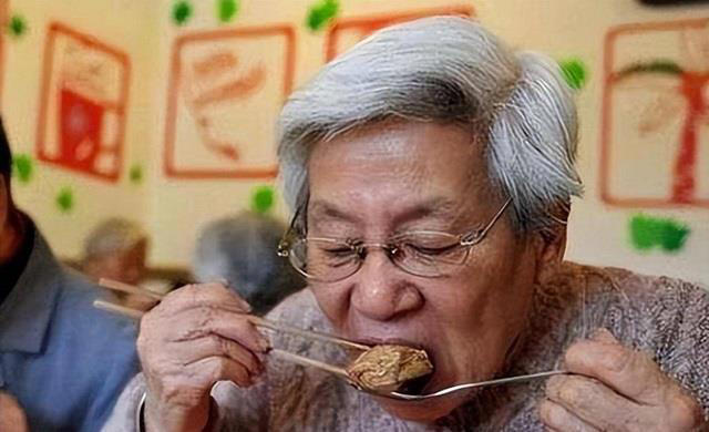 人到中年，5样食物就算爱吃，为了健康也最好离远点