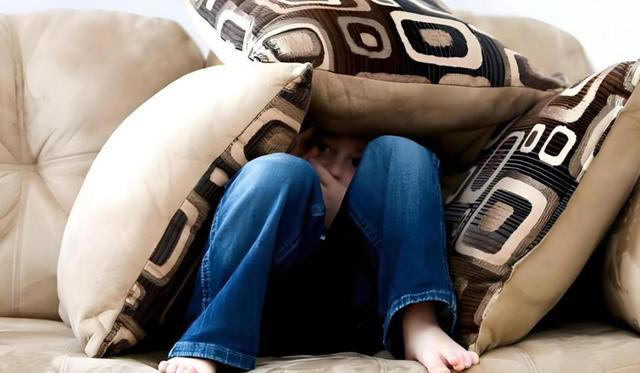 孩子最大的悲哀，不是家里没钱，而是家长随意把三个隐私往外说