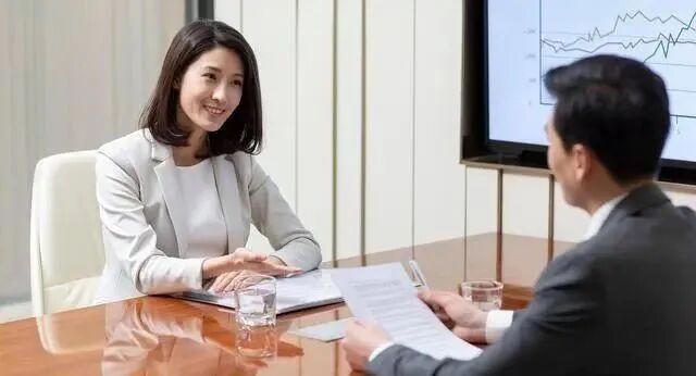 加了领导微信，发现他从不发朋友圈。问他为什么，他说:发什么都不对