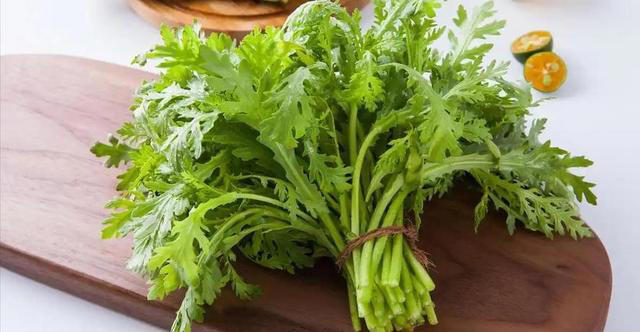 茼蒿是血压推手？医生多次提醒：高血压患者，少吃这4种蔬菜