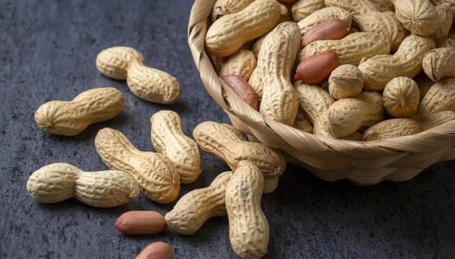 心脏与花生的关系，劝告：若想保护心脏健康，尽量少碰4种坚果