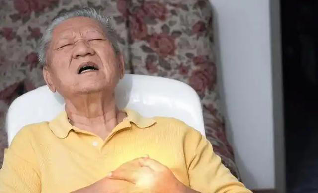 心脏与花生的关系，劝告：若想保护心脏健康，尽量少碰4种坚果