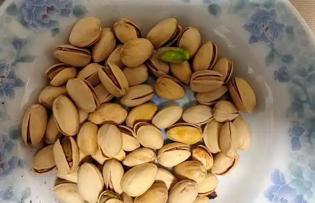 心脏与花生的关系，劝告：若想保护心脏健康，尽量少碰4种坚果