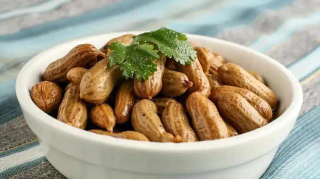 心脏与花生的关系，劝告：若想保护心脏健康，尽量少碰4种坚果