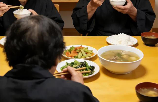 年龄越大，越不能乱吃菜！医生劝告：过了70岁，尽量避免4种减寿行为