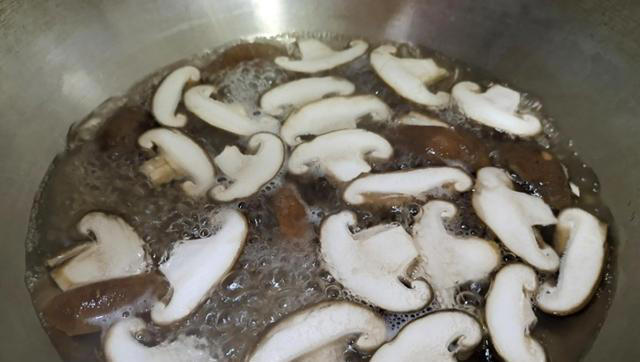 为什么吃之前要焯水？提醒：很多人不懂，以后别再直接下锅了