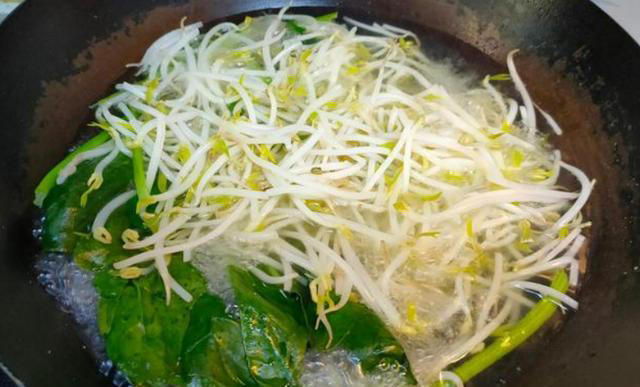 为什么吃之前要焯水？提醒：很多人不懂，以后别再直接下锅了