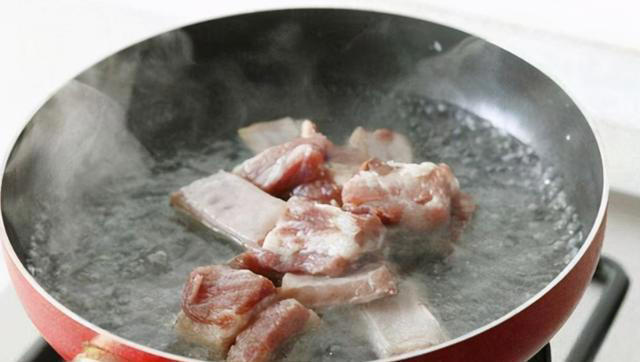 为什么吃之前要焯水？提醒：很多人不懂，以后别再直接下锅了