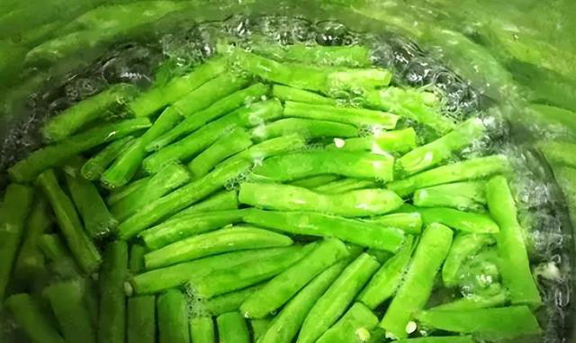 为什么吃之前要焯水？提醒：很多人不懂，以后别再直接下锅了