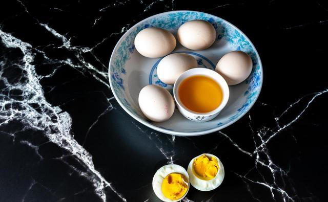 水煮鸡蛋，学会这3招，鸡蛋Q弹软嫩，蛋壳一碰就掉