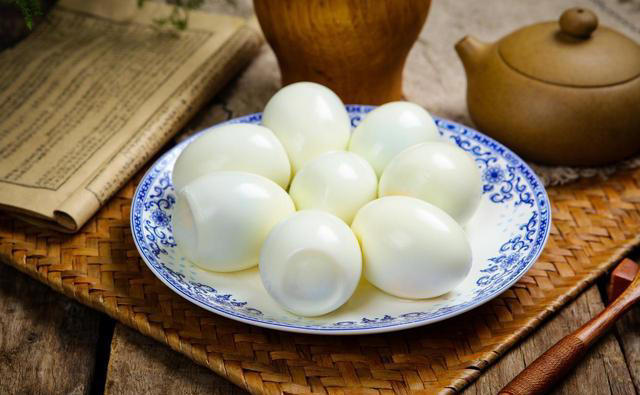 水煮鸡蛋，学会这3招，鸡蛋Q弹软嫩，蛋壳一碰就掉