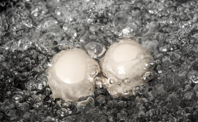 水煮鸡蛋，学会这3招，鸡蛋Q弹软嫩，蛋壳一碰就掉