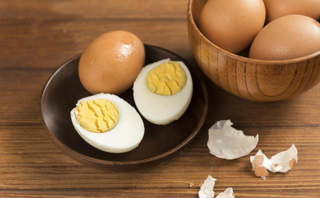 水煮鸡蛋，学会这3招，鸡蛋Q弹软嫩，蛋壳一碰就掉