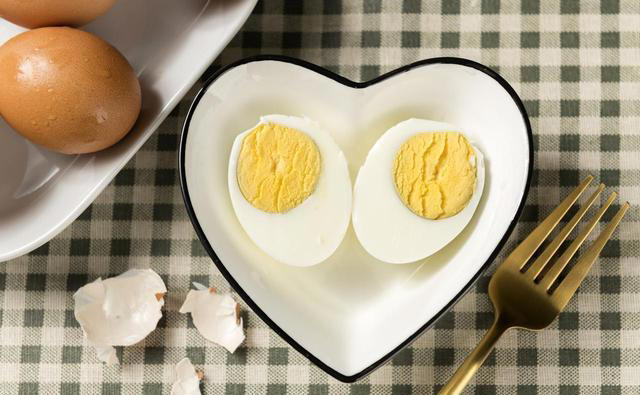 水煮鸡蛋，学会这3招，鸡蛋Q弹软嫩，蛋壳一碰就掉