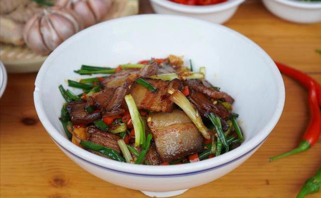 炒腊肉，切忌直接下锅，炒前这2步不能少，否则腊肉又咸又硬