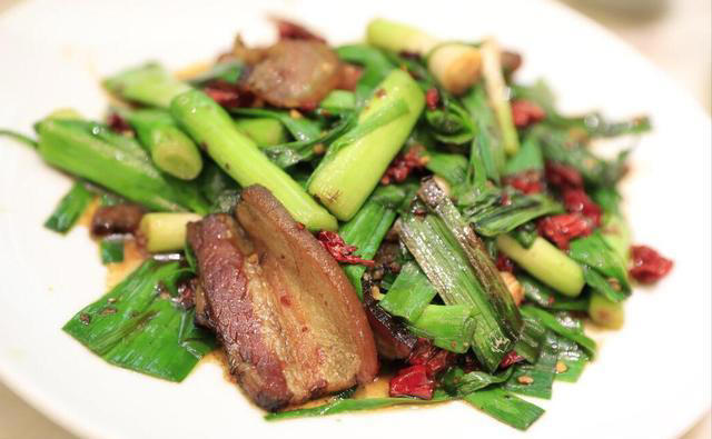 炒腊肉，切忌直接下锅，炒前这2步不能少，否则腊肉又咸又硬