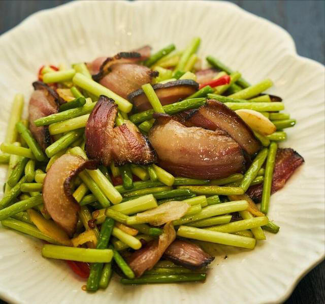 炒腊肉，切忌直接下锅，炒前这2步不能少，否则腊肉又咸又硬