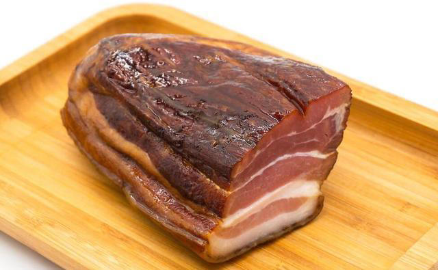 炒腊肉，切忌直接下锅，炒前这2步不能少，否则腊肉又咸又硬