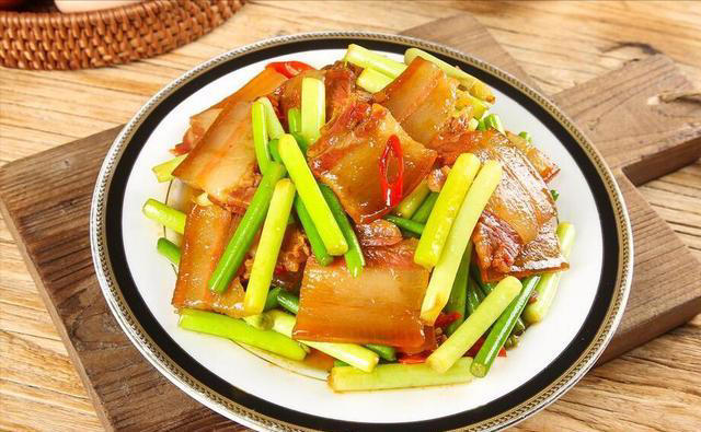 炒腊肉，切忌直接下锅，炒前这2步不能少，否则腊肉又咸又硬