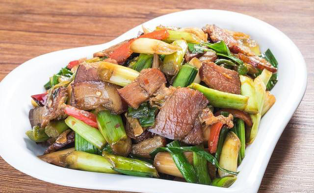 炒腊肉，切忌直接下锅，炒前这2步不能少，否则腊肉又咸又硬