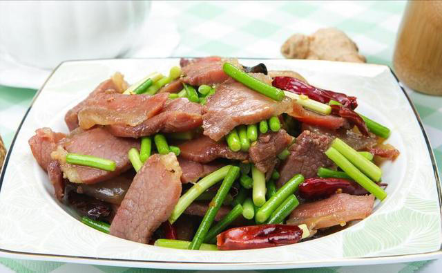 炒腊肉，切忌直接下锅，炒前这2步不能少，否则腊肉又咸又硬