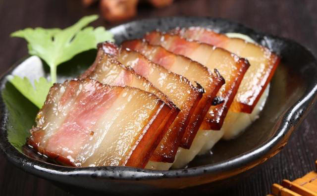 炒腊肉，切忌直接下锅，炒前这2步不能少，否则腊肉又咸又硬