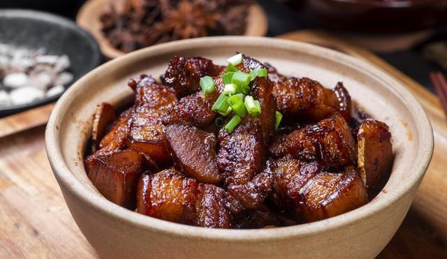 老式红烧肉最正宗的做法，不用酱油也能色泽红亮，软烂鲜香不油腻