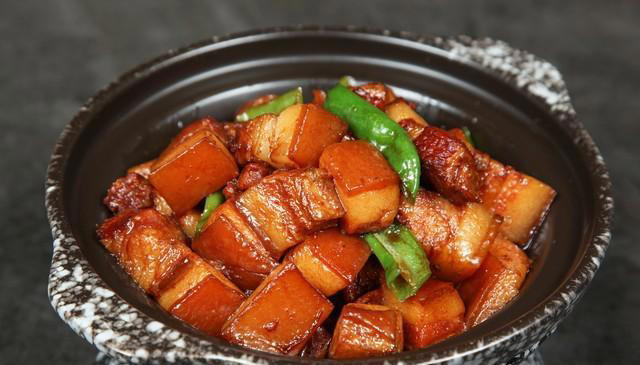 老式红烧肉最正宗的做法，不用酱油也能色泽红亮，软烂鲜香不油腻