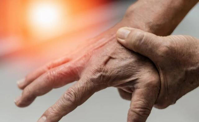 脑梗是“拖”出来的吗？医生：睡觉时若有3个症状，建议引起重视