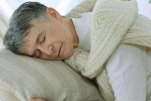 脑梗是“拖”出来的吗？医生：睡觉时若有3个症状，建议引起重视