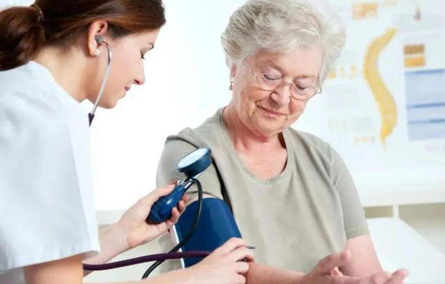 血压高到啥程度有必要吃降压药？医生：服用降压药，建议避开3物